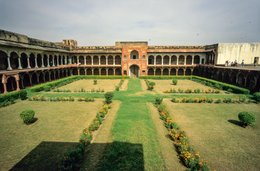 Agra;-Arcades;-Architecture;-Cour;-Fort-dAgra;-Galeries;-Grès-rouge;-Inde;-Jardin;-Jardin-moghol;-Kaleidos;-Kaleidos-images;-La-parole-à-limage;-Lal-Qila;-Machchi-Bhawan;-Moghols;-Parterres;-Patrimoine-de-lHumanité;-Portail;-Stories-Pictures;-Tarek-Charara;-UNESCO;-Uttar-Pradesh